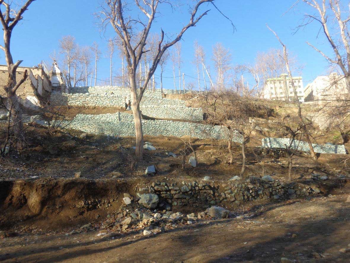 ترمیم شیب های ناپایدار ایجاد شده توسط تخریب خانه هایی که در حریم رودخانه بنا شده اند با دیوارهای سنگچین